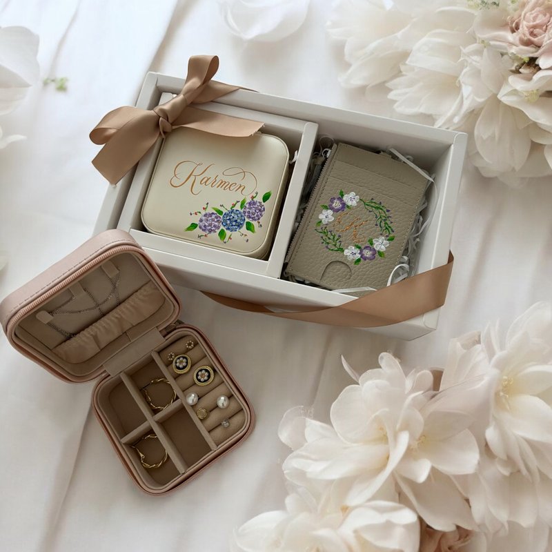 Customized cowhide multifunctional ID holder and practical jewelry box gift box with custom hand-painted English name for gift giving - ที่ใส่บัตรคล้องคอ - หนังแท้ หลากหลายสี