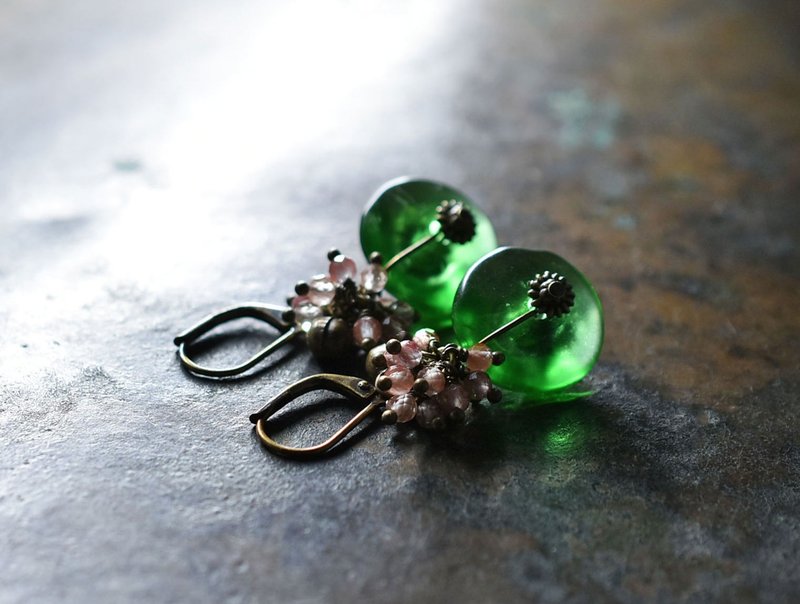 Disc-shaped antique Bohemian beads, plump andesine, and ethnic bell earrings - Earrings & Clip-ons - Glass Green