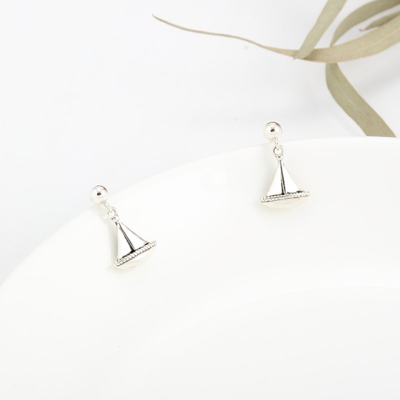 【Angel & Me】Vacation Sailboat s925 sterling silver earrings birthday gift - Earrings & Clip-ons - Sterling Silver Silver