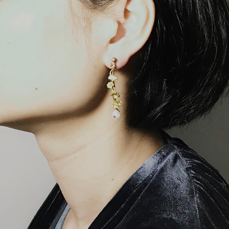 • • New spring leaf glazed pearl earrings Bronze