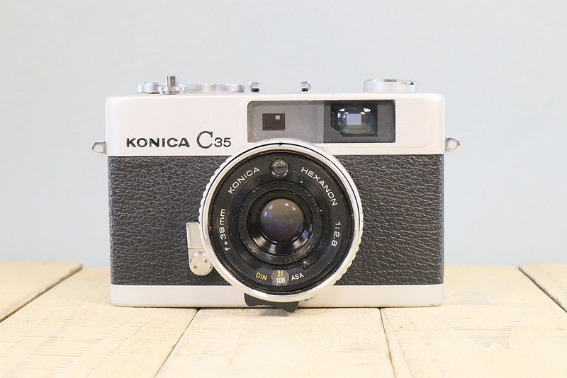 【完動品】オールドフィルムカメラ コニカ　KONICA C35 初期型　S/N 628549  P084 - 相機/拍立得/底片相機 - 其他金屬 黑色