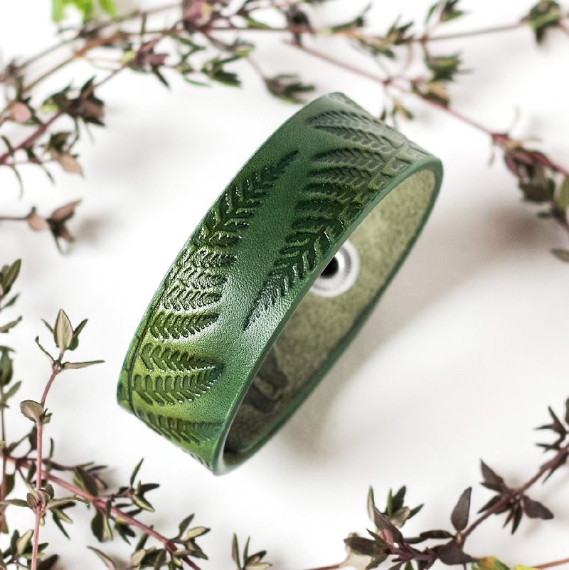 Green Leather Bracelet for Women with Fern Ornament, Width 3/4 Inches - สร้อยข้อมือ - หนังแท้ สีเขียว