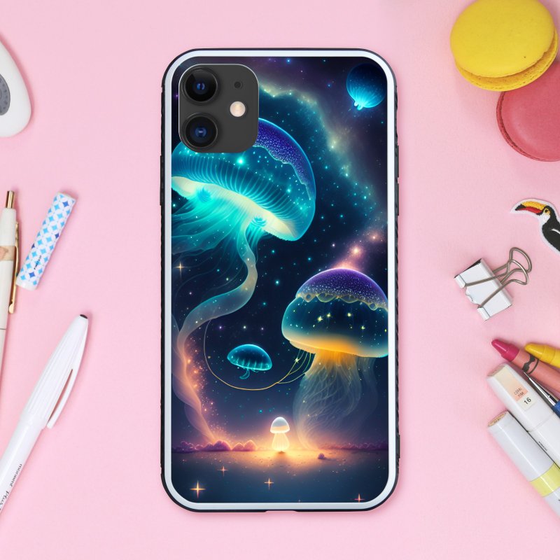 深海のような宇宙で泳ぐ幻想的でゆめかわいいきらびやかなクラゲ スマホケース【強化ガラス仕上げ】iPhone16 対応 - 手機殼/手機套 - 塑膠 多色
