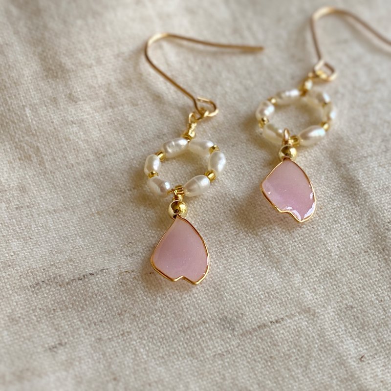 桜がdropる | Earrings can be changed into clip-on earrings, freshwater pearl cherry blossoms are made to order - Earrings & Clip-ons - Resin Pink