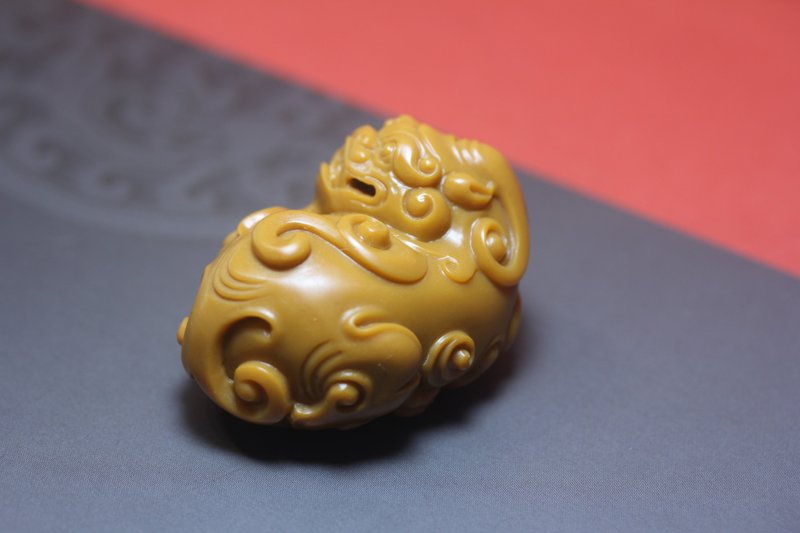 貔貅招財闢邪小手把件 天然黃蠟石  也可作吊墜 掛件 - 項鍊 - 玉石 橘色