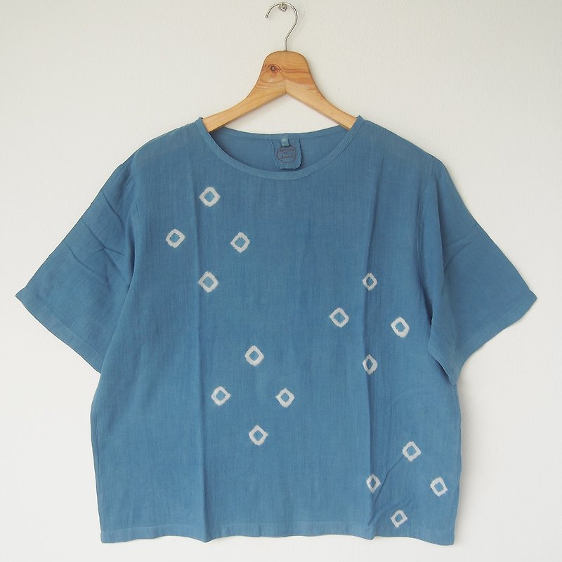 Indigo 4-dots short-sleeve shirt - เสื้อผู้หญิง - ผ้าฝ้าย/ผ้าลินิน สีน้ำเงิน