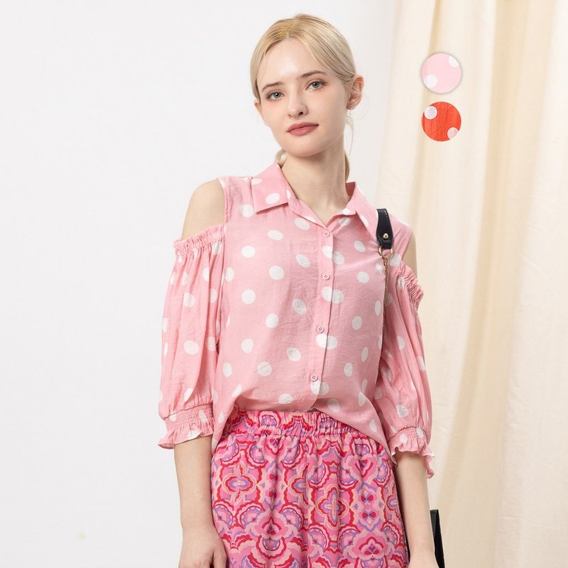 【MEDUSA】Polka Dot Cut-out Shoulder Shirt - เสื้อเชิ้ตผู้หญิง - ผ้าฝ้าย/ผ้าลินิน สึชมพู