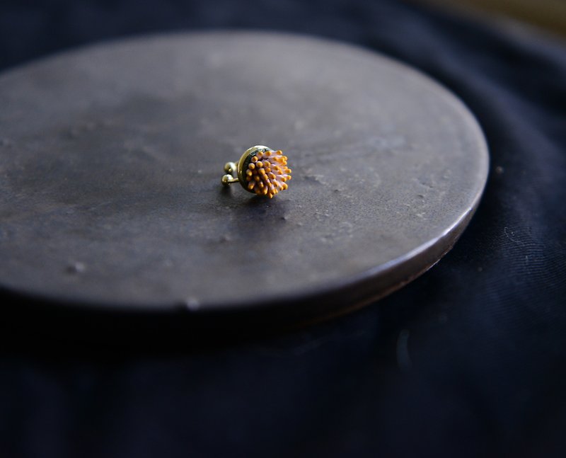Bailu wild chrysanthemum ear bone clip - Earrings & Clip-ons - Genuine Leather Yellow