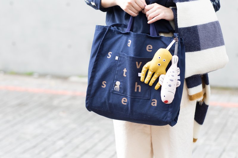 海洋系列刺繡小環保兩用背袋 丈青色 任選一吊飾 - 手提包/手提袋 - 棉．麻 藍色