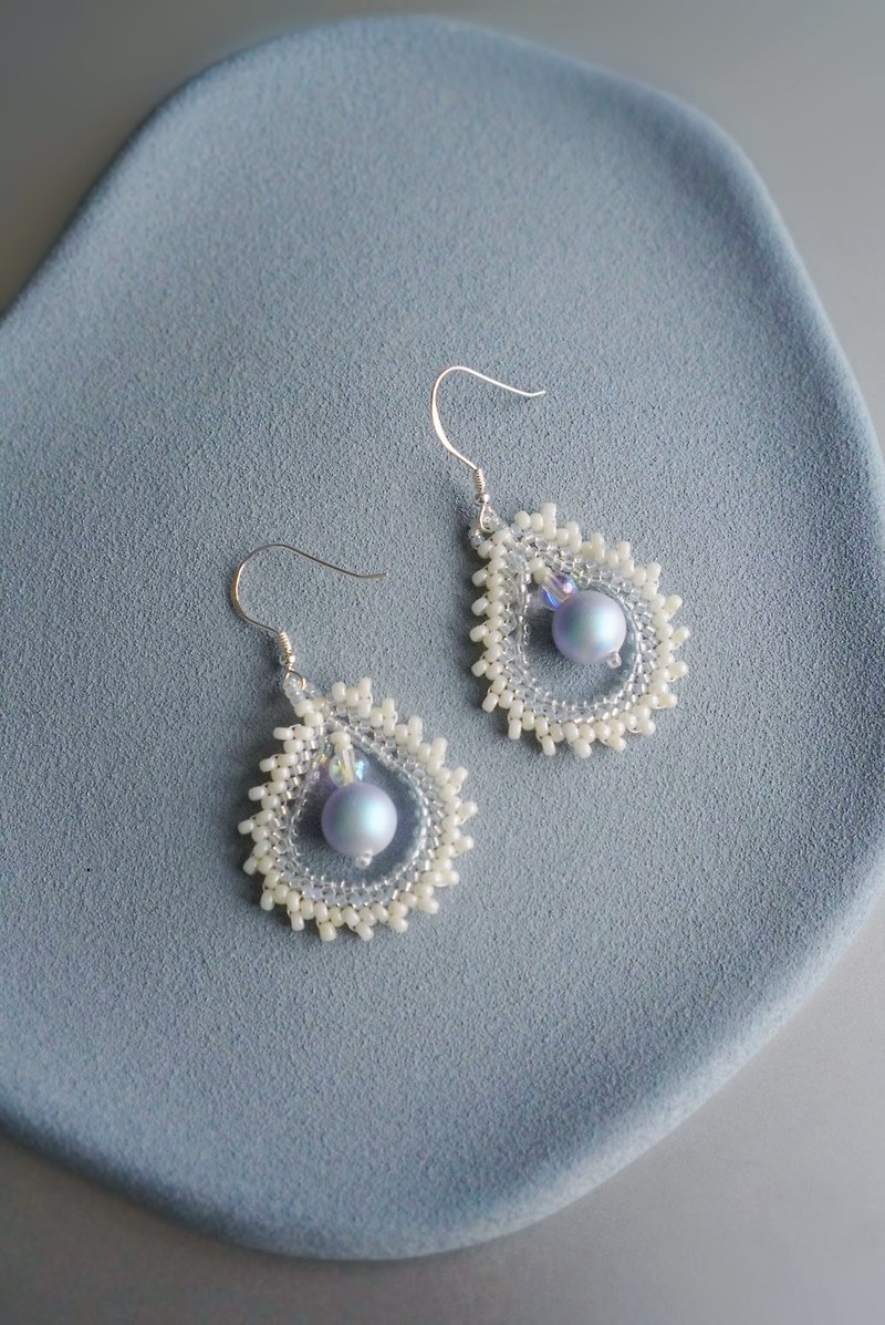 白蕾絲霧霾藍珍珠 手工縫制串珠復古簡約銀耳環 - 耳環/耳夾 - 玻璃 銀色
