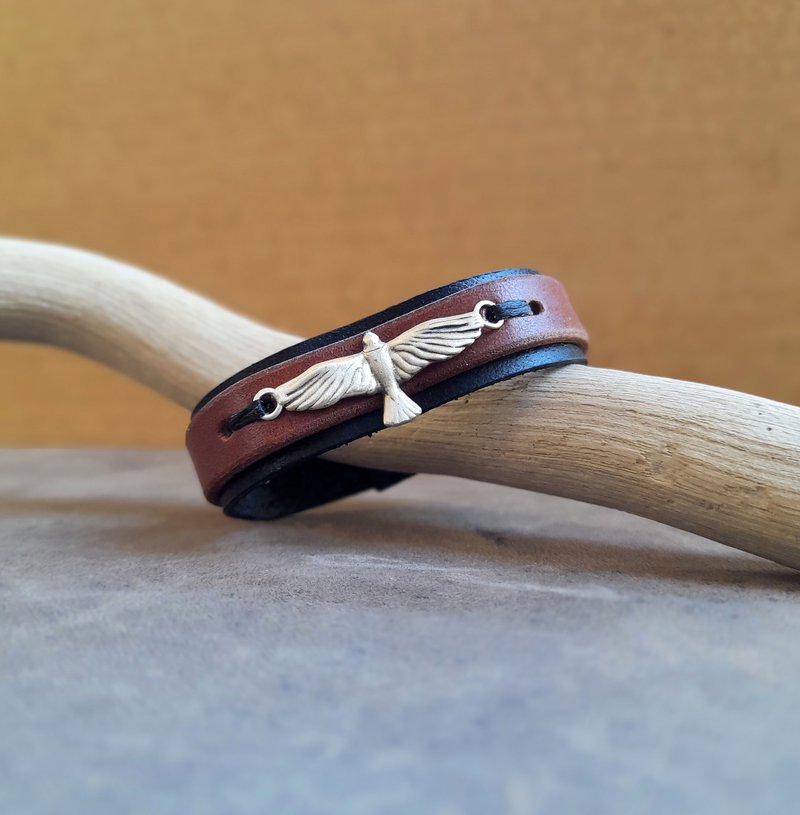 Eagle Spirit Leather Bracelet - Strength Worn With Purpose - 手鍊/手環 - 真皮 咖啡色