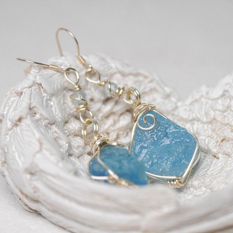 【Natural crystal】Aquamarine raw stone earrings/handmade earrings - พวงกุญแจ - เครื่องเพชรพลอย สีน้ำเงิน