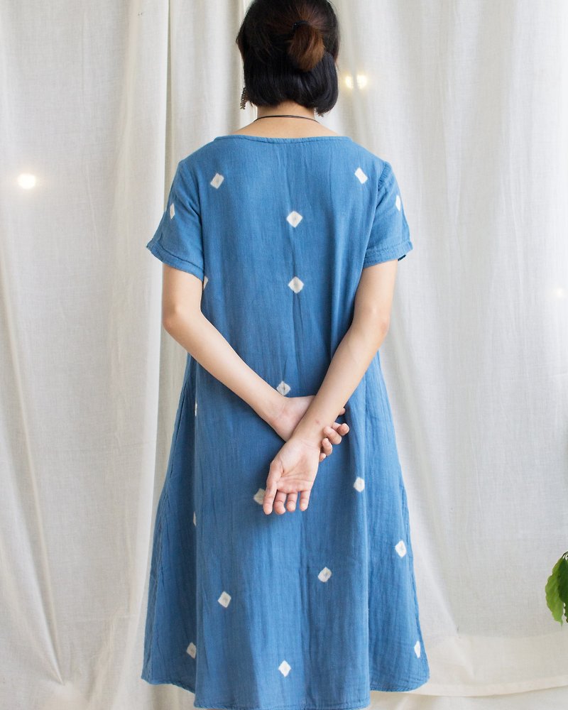Indigo dots dress / round neck with 2 pockets - 連身裙 - 棉．麻 藍色