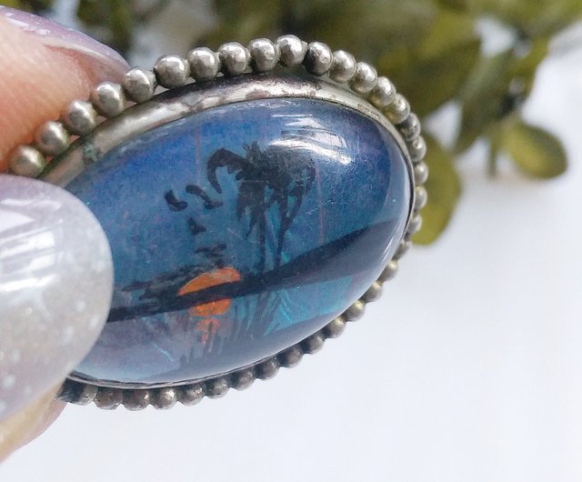 蝶の羽が付いたモルフォ蝶の楕円形のシルバーフレームピン。西洋