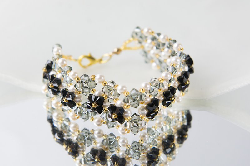 White and black swarovski pearl bracelet, 7.5 inches and 2 inches chain - สร้อยข้อมือ - คริสตัล สีดำ