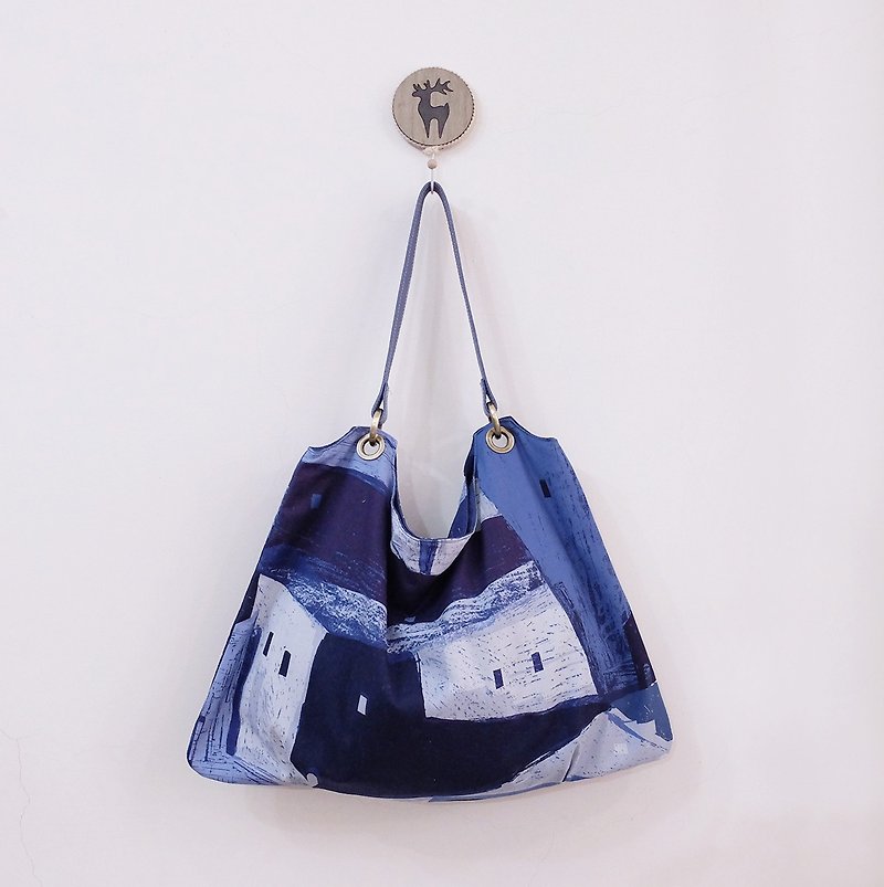 Accompany me to see the exhibition of trapezoidal air-feeling pleated bag leather handle flip-up color housing - Messenger Bags & Sling Bags - Cotton & Hemp Blue