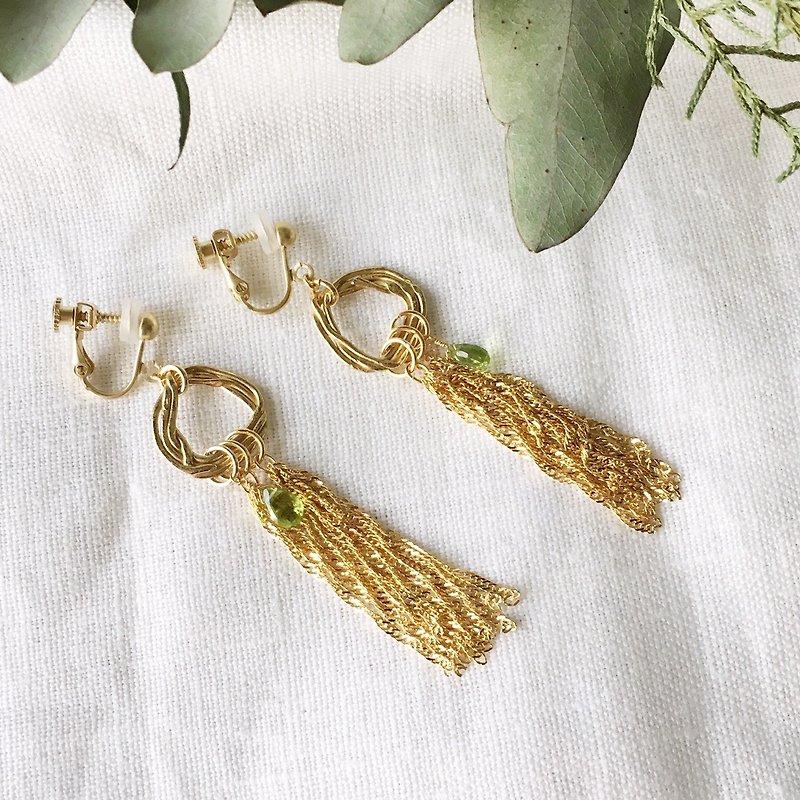 Glossy chain tassels and peridot earrings / earrings [August birthstone] - ต่างหู - เรซิน สีทอง