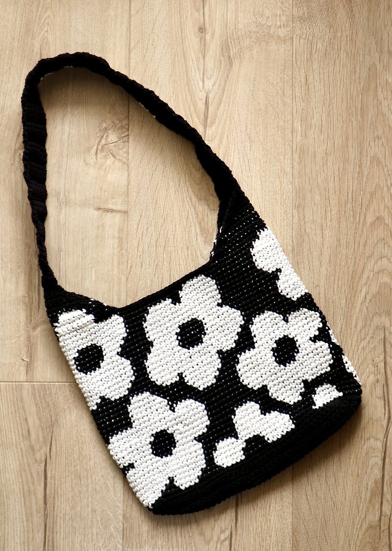 Black and white floral crochet bag - กระเป๋าแมสเซนเจอร์ - ผ้าฝ้าย/ผ้าลินิน สีดำ