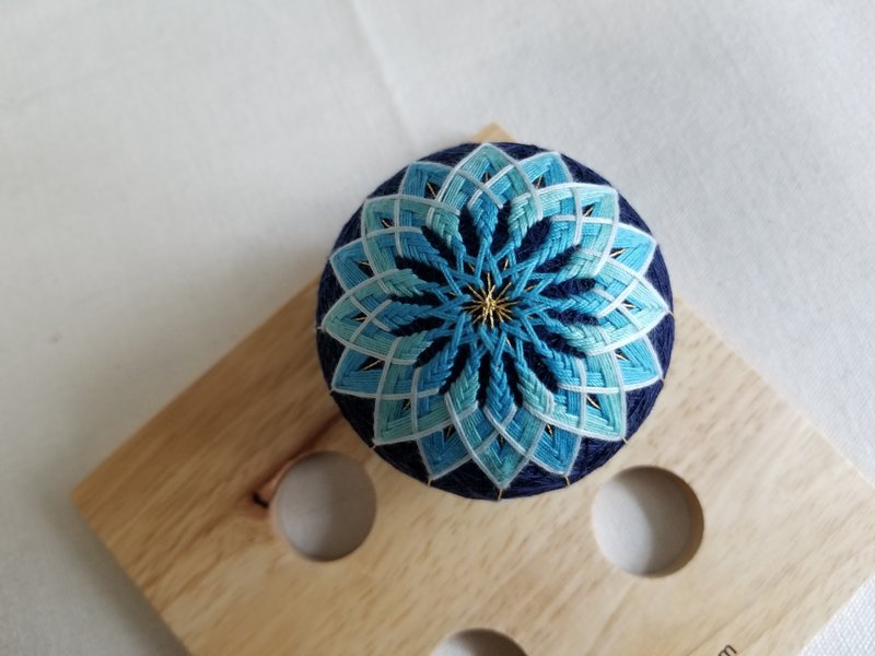 (訂製) 彩線日和 中尺寸鞠球 家居遊玩擺設 - 藍夢 (全人手) M - 擺飾/家飾品 - 繡線 藍色