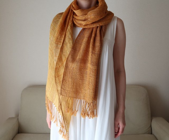 Hand retailer woven stole