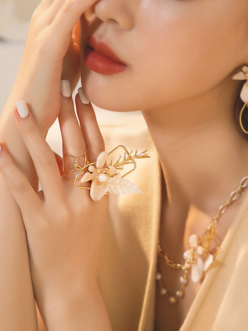 Monet Muse. MUCHAT hand-made 14KGP smudged flower seashell ring