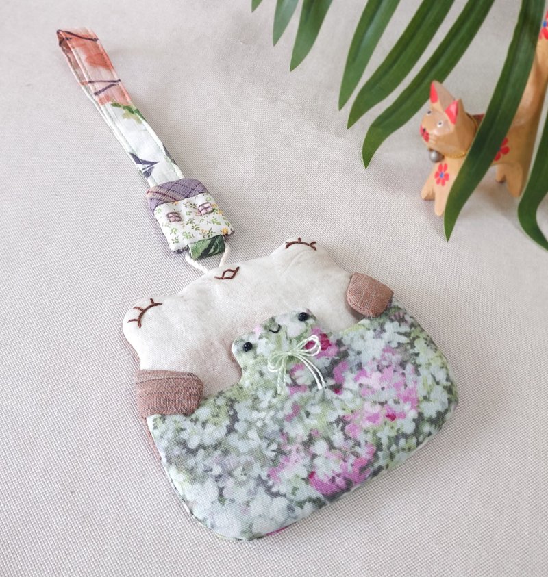 Frog-shaped card holder | ID holder | with wrist lanyard (mini house) - ที่ใส่บัตรคล้องคอ - ผ้าฝ้าย/ผ้าลินิน หลากหลายสี