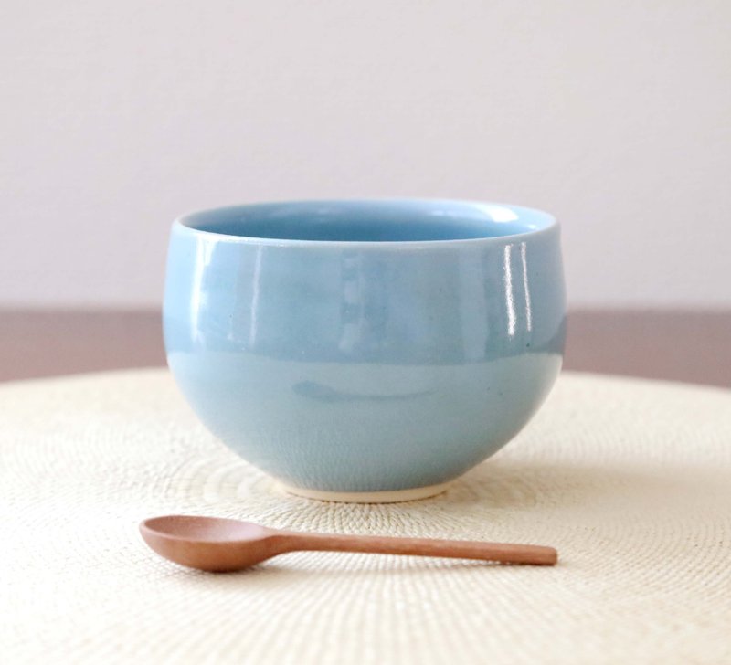 こっくり水色釉薬の丸いお湯のみ - 碗 - 陶 藍色