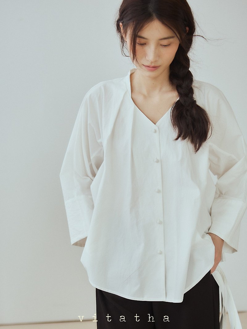 White 2-color classic black and white closed eyes pleated neckline long-sleeved shirt micro-permeable sunscreen blouse - Women's Shirts - Other Man-Made Fibers White