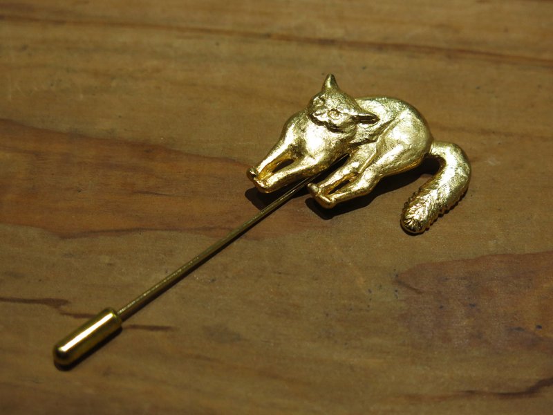 Scared Cat-Gilded Brooch - เข็มกลัด - โลหะ สีทอง