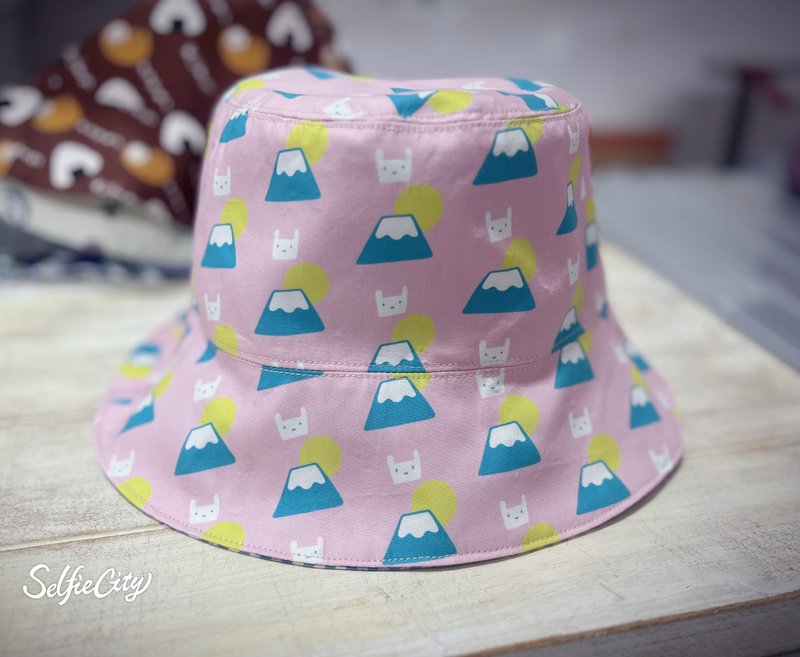 Pink Mount Fuji Blue Check Reversible Bucket Hat Sun Hat - หมวก - ผ้าฝ้าย/ผ้าลินิน สึชมพู