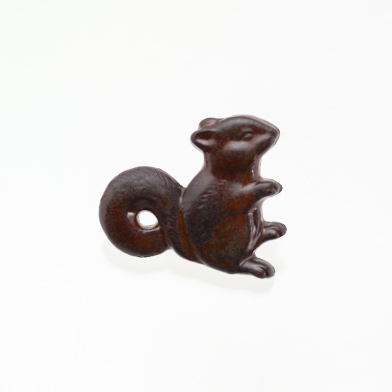 ceramics brooch squirrel dark brown - เข็มกลัด - ดินเผา สีนำ้ตาล