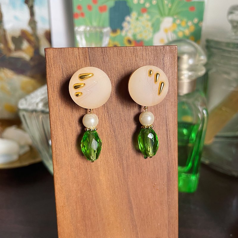 Old button modified beige gold line pearl green Acrylic crystal pendant earrings - Earrings & Clip-ons - Other Metals Green