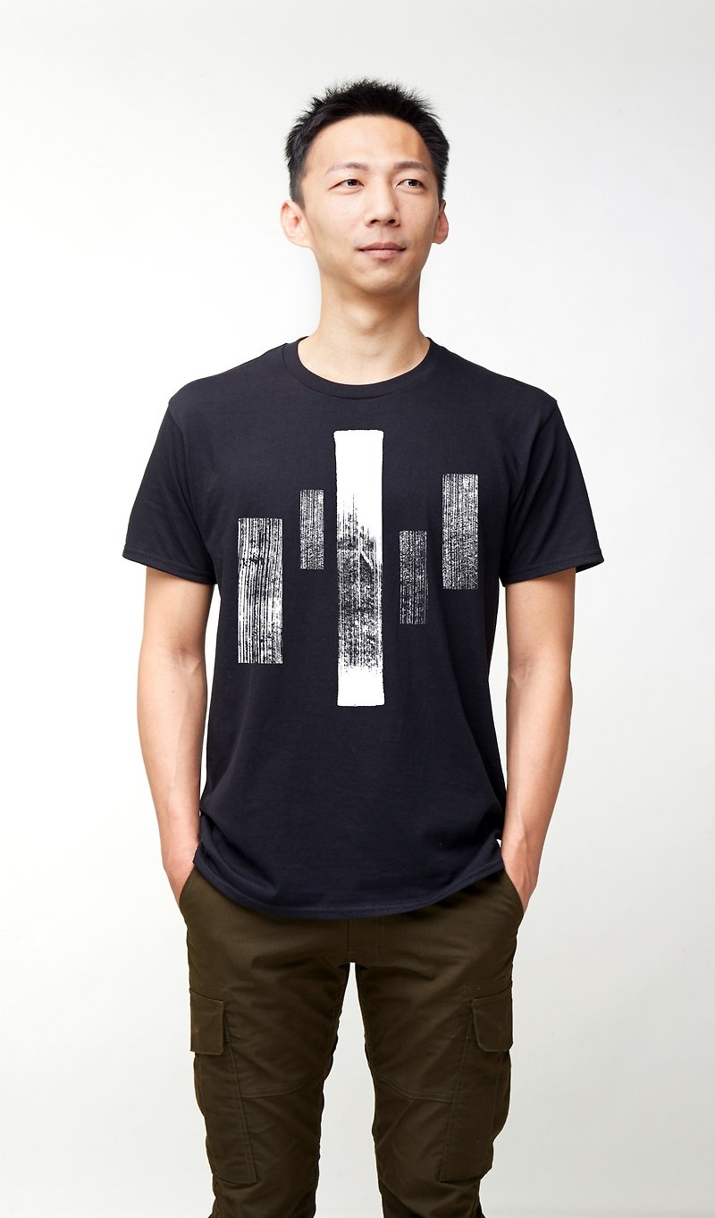 柱/現代美術。半袖Tシャツ。黒のテキストとユーモア