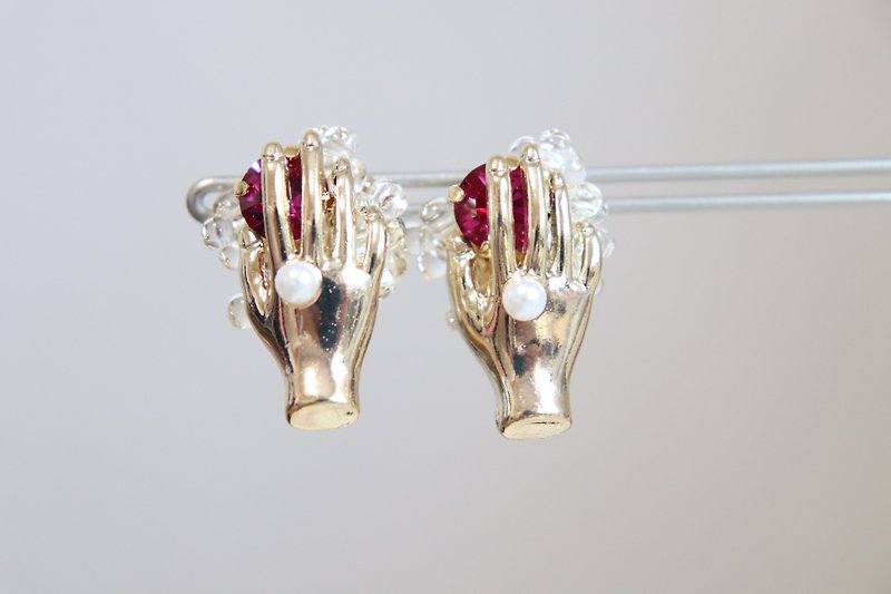 hand  motif  手　ラズベリーピンク - 耳環/耳夾 - 其他金屬 粉紅色
