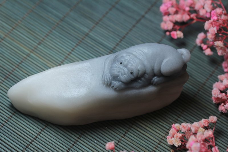 【愛犬】天然金絲玉 青花料巧雕設計招財狗小擺件 茶寵 手玩件 - 擺飾/家飾品 - 玉石 灰色