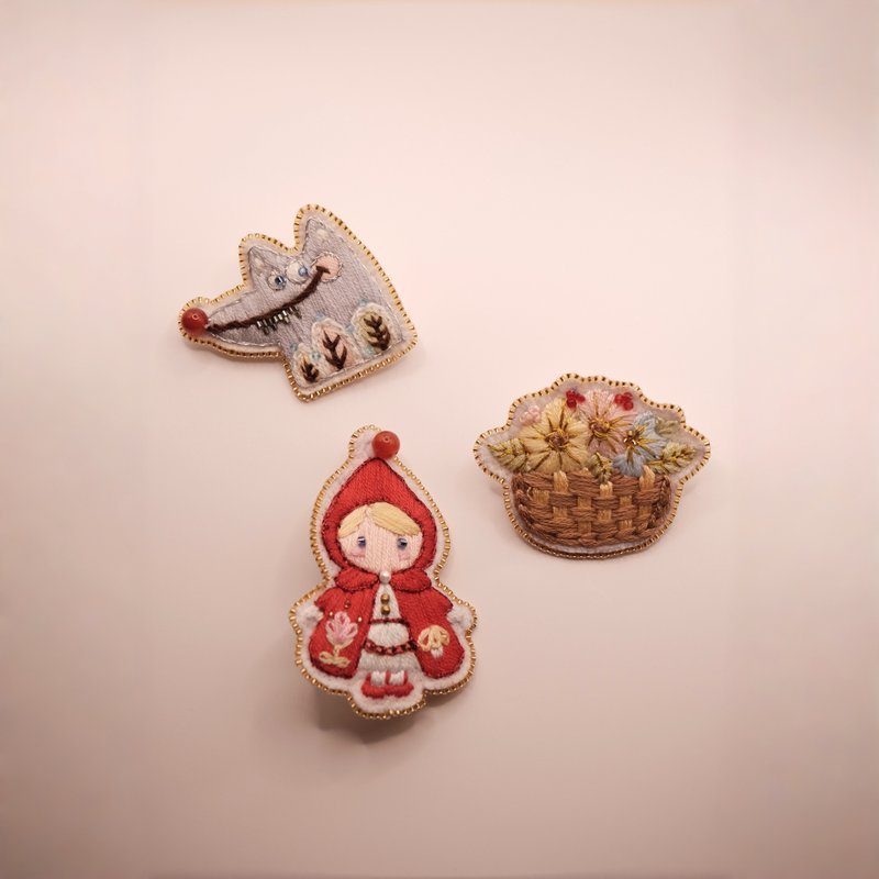 Bead Embroidery - Fairy Tale Series - Little Red Riding Hood Brooch - Little Red Riding Hood, Big Bad Wolf, Flower Basket - เข็มกลัด - วัสดุอื่นๆ 