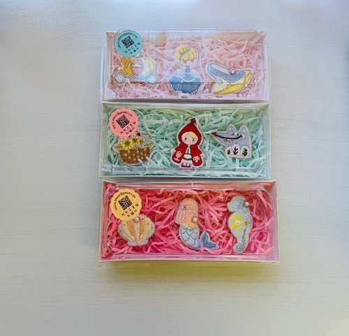 アンティーク赤ずきんブローチ 赤ずきんちゃんブローチ - ショップ stitch4fleur ブローチ - Pinkoi