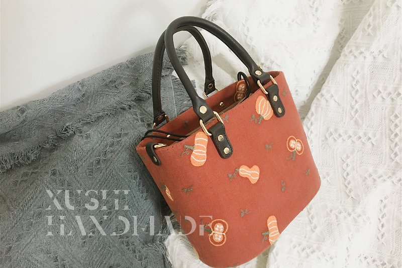 Pumpkin rime Minagawa cute embroidery style three-dimensional bucket bag - กระเป๋าแมสเซนเจอร์ - ผ้าฝ้าย/ผ้าลินิน สีแดง