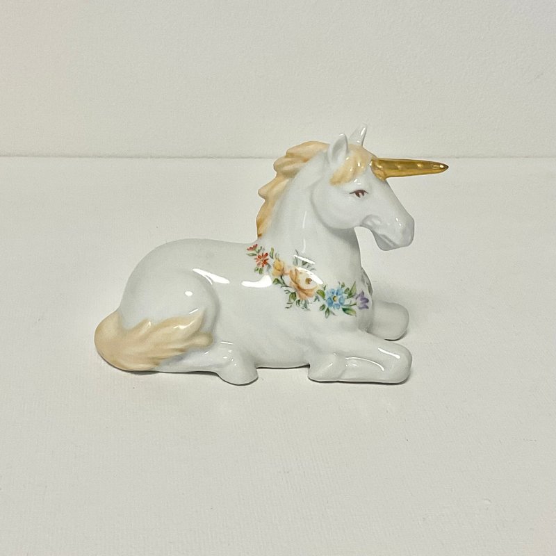 Unicorn figurine wearing a flower wreath - ตุ๊กตา - เครื่องลายคราม ขาว