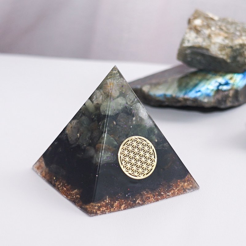 [Green Hair Crystal, Obsidian] Orgonite Crystal Energy Pyramid 6x6 cm - Items for Display - Crystal Green