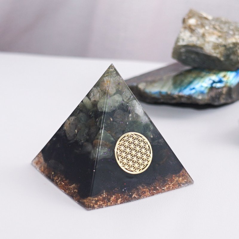 【綠髮晶、黑曜石】奧根水晶能量金字塔Orgonite 6x6 cm - 擺飾/家飾品 - 水晶 綠色