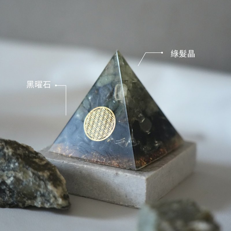 【綠髮晶、黑曜石】奧根水晶能量金字塔Orgonite 6x6 cm - 裝飾/擺設  - 水晶 綠色