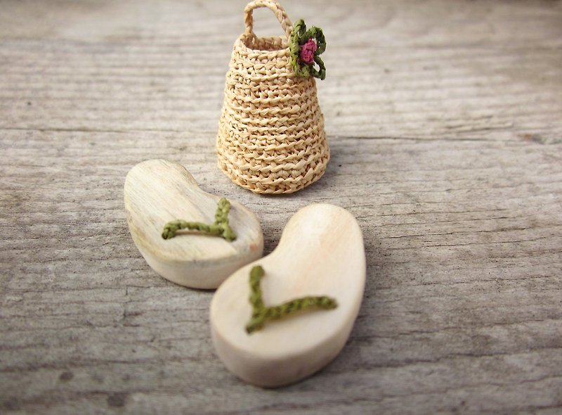 Miniature slippers with mini basket, home decor, dollhouse miniature, native art - ตุ๊กตา - ไม้ 