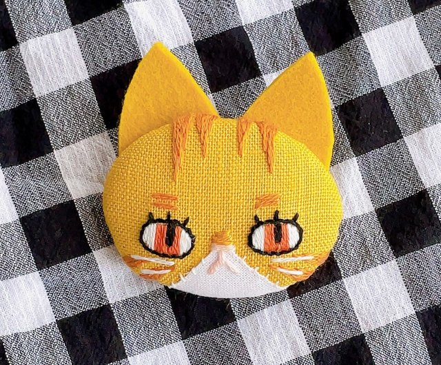 黄色いハチワレ猫の刺繍ブローチ - ショップ tomocco shop ブローチ - Pinkoi