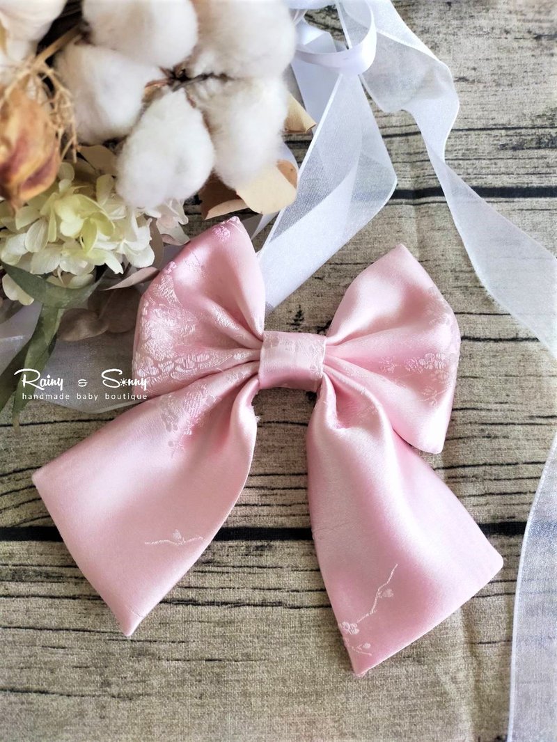 Damask Classic Oversized Bow Hair Clip - เครื่องประดับผม - ผ้าฝ้าย/ผ้าลินิน สึชมพู