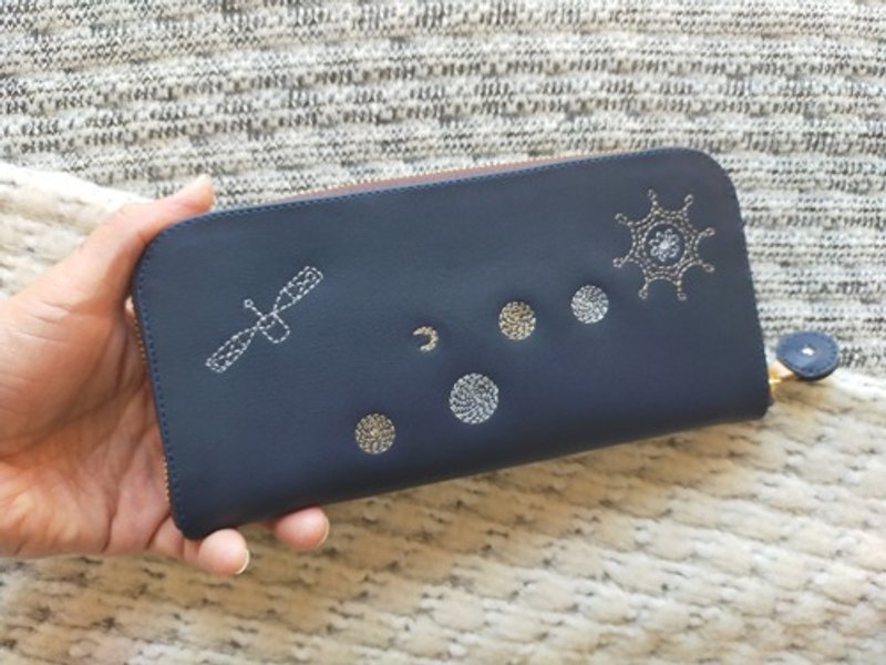 Pinkoi 代購 -  刺繡皮革錢包「Space」NAVY×1tone（牛皮）☆細長圓拉鍊☆ - 錢包/皮夾/長短夾 - 真皮 