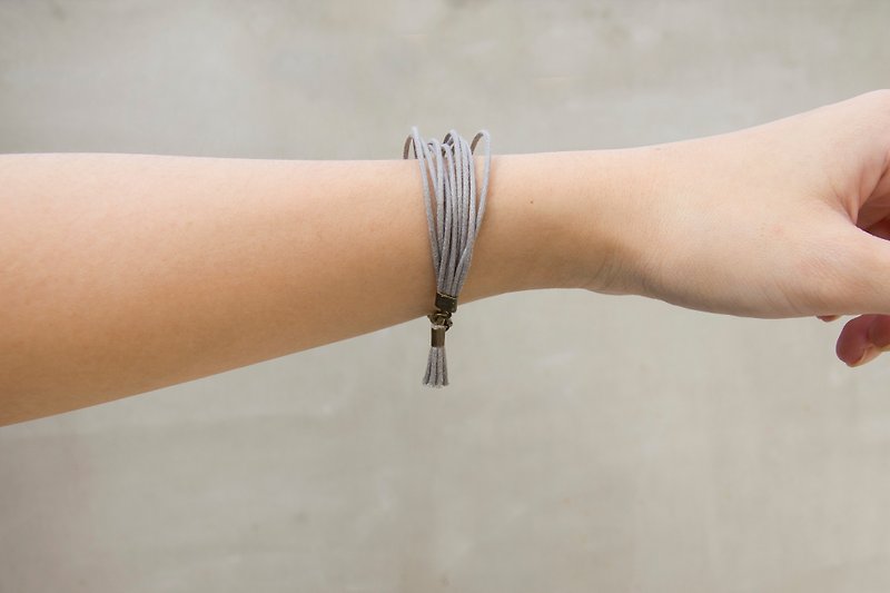 Tassel / hand-woven bracelet - สร้อยข้อมือ - วัสดุอื่นๆ สีเทา