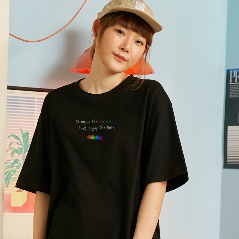 Hand embroidery enjoy the Rainbow Unisex Oversized T-shirt - 帽T/大學T - 棉．麻 黑色