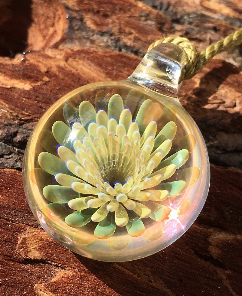 boroccus  Solid geometry flower pattern  Thermal glass  Pendant. - Necklaces - Glass Yellow