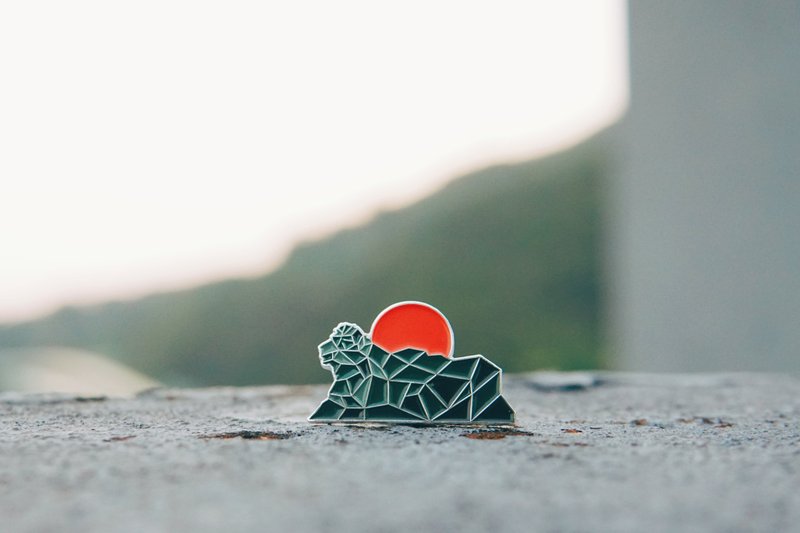 赤玉  獅子山設計烤漆徽章 - 徽章/別針 - 其他金屬 